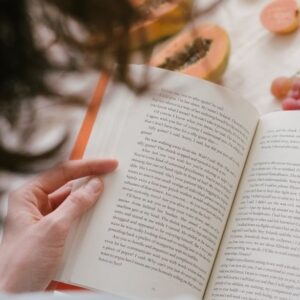 Imagem de mulher lendo livro sobre namoro cristão