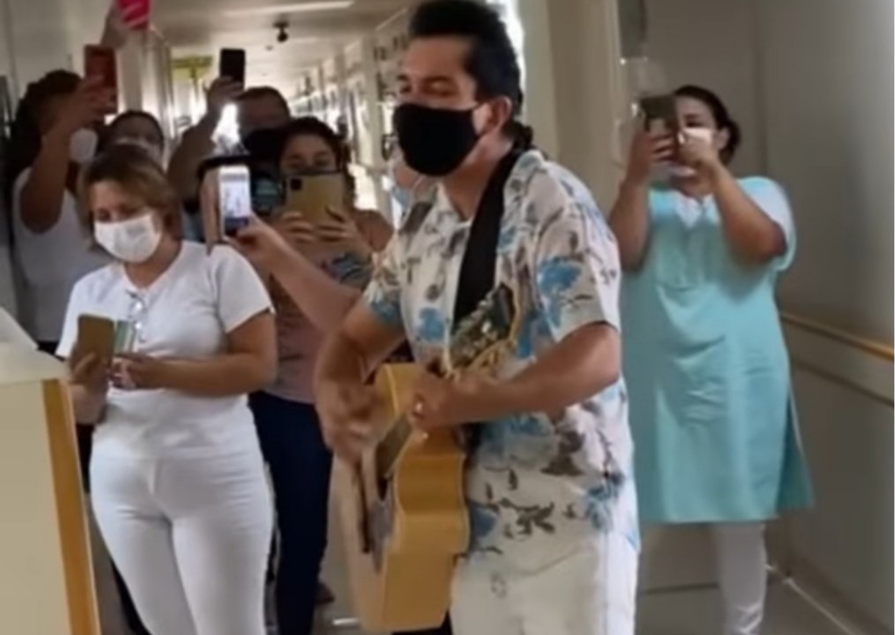 imagem do cantor Régis Danes cantando com violão em hospital de Uberlândia
