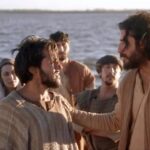 Imagem de homens da Bíblia na beira do rio conversando