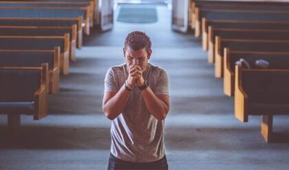 homem orando na igreja de joelho